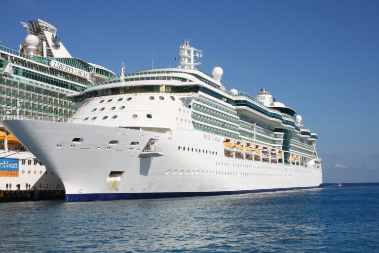 cruise ship, royal caribbean, jewel of the seas-500398.jpg
